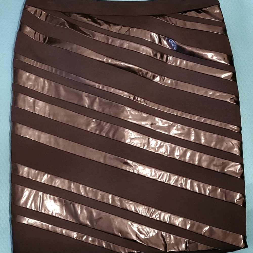 Pencil skirt with patent leather look stripes